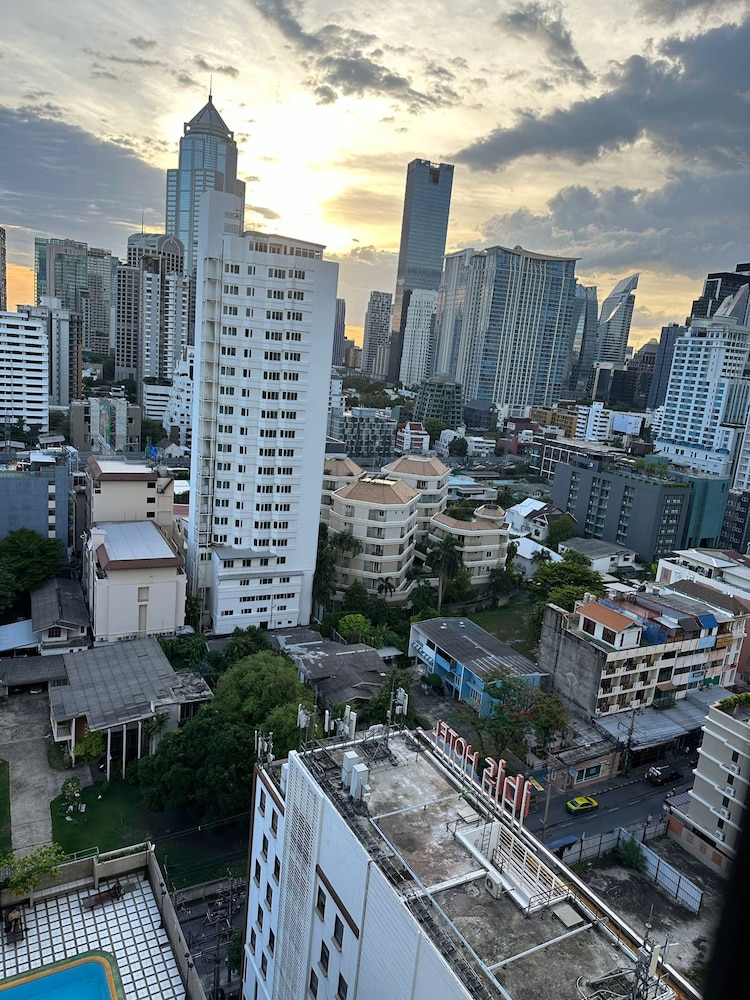 Direct Rooms at Omni Complex Nana