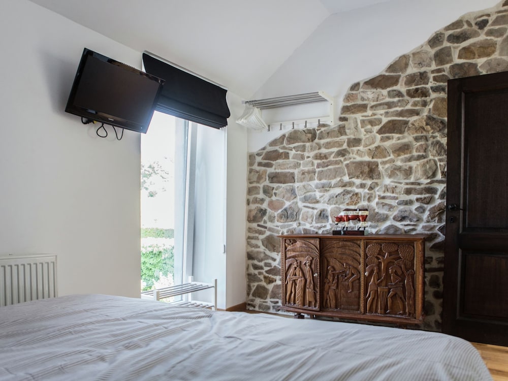 Well Kept House with Fireplace near Forest view 4