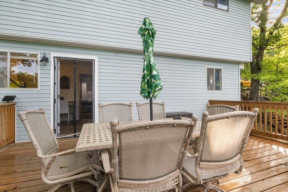 Lakefront Home, Private Dock + Kayaks,arcade Games, Pet Friendly