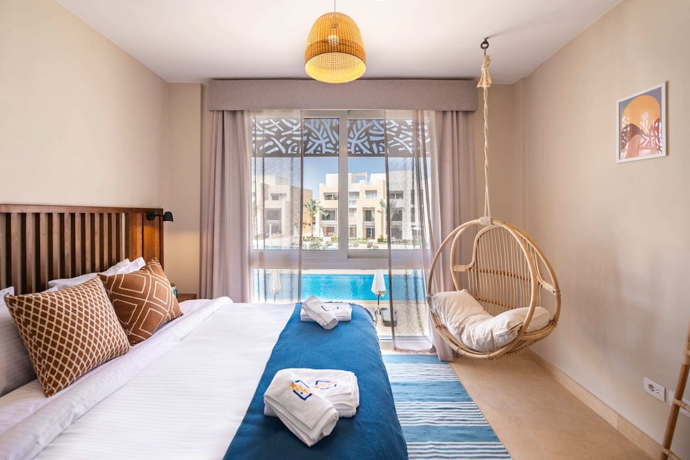 Xuru Stays I Exotic 1bdr w/ Outdoor Terrace Pool & Beach Access