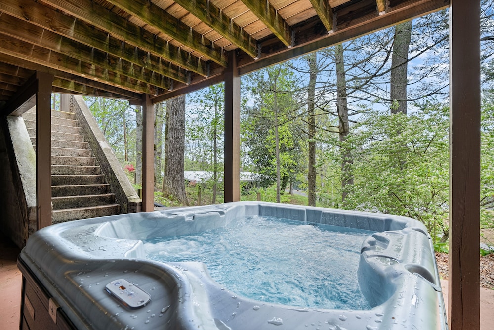 Cosby Mountain Lodge 4 Bedroom Home