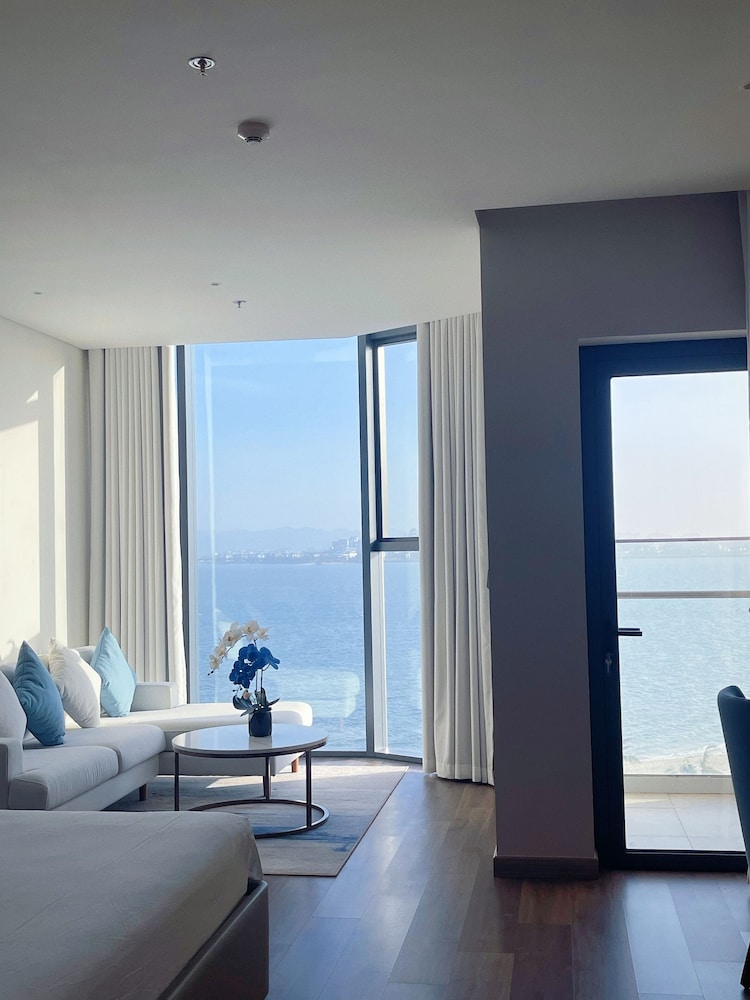 Sea view Àlacarte Ha Long Bay Apartment