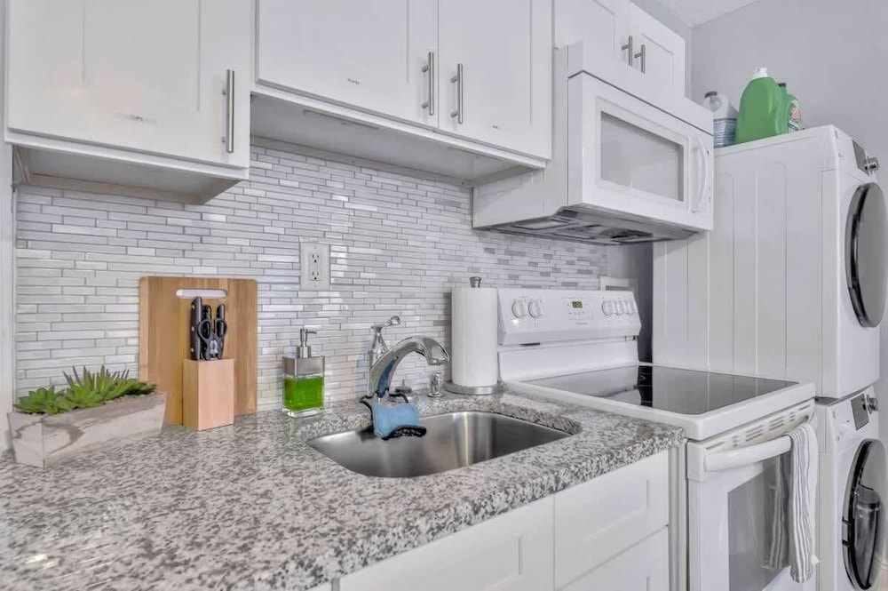 Cozy Suite Full Amenitie s pet Friendly