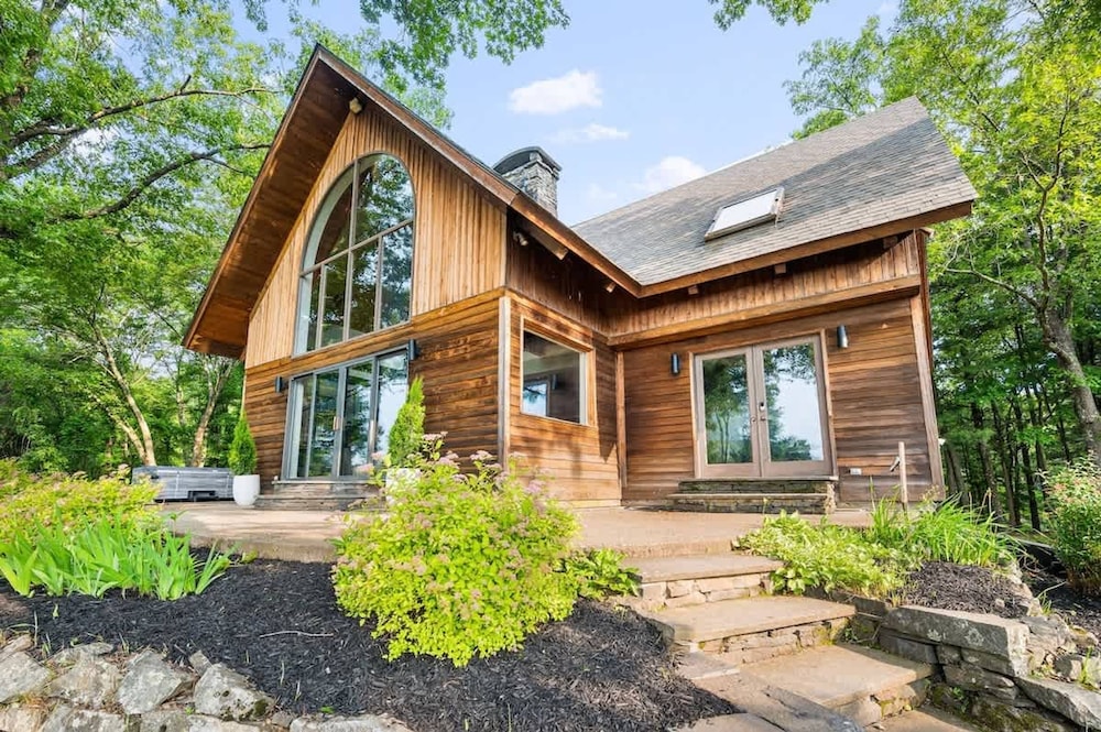 Catskill Estate w Epic Views hot tub