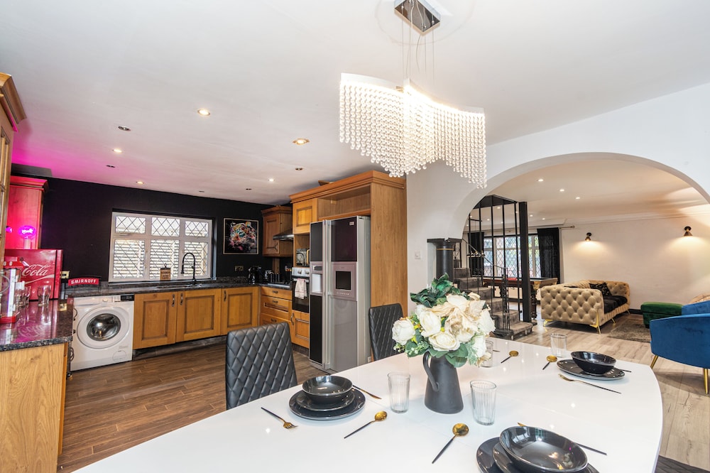 Heathrow House with Hot tub and Garden