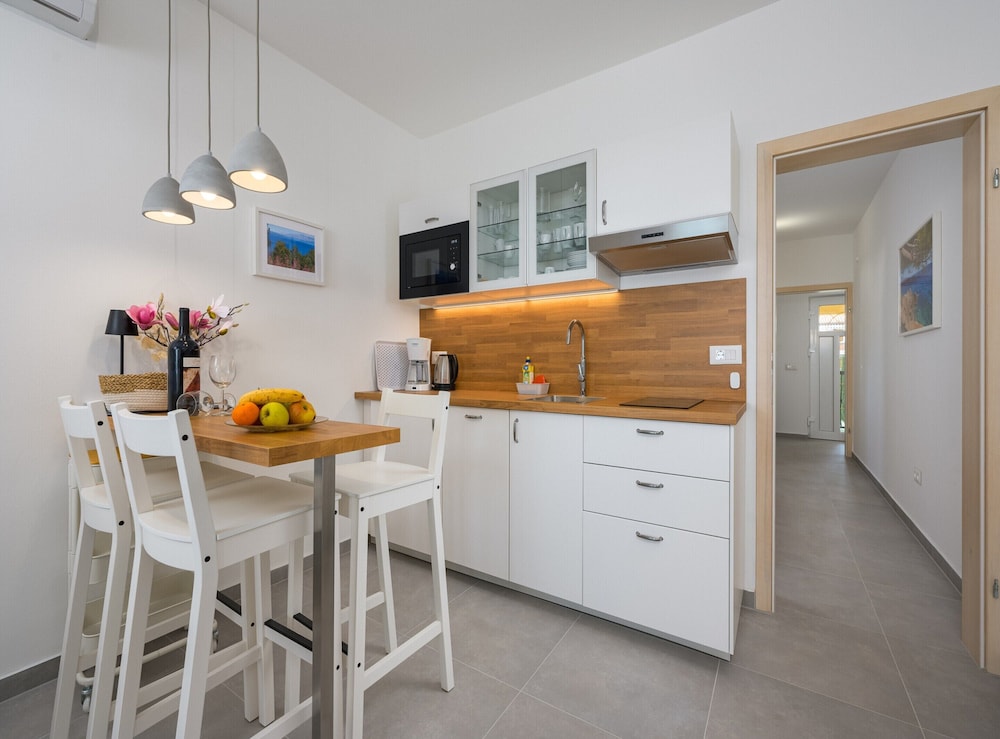 Bright Apartment With Communal Pool