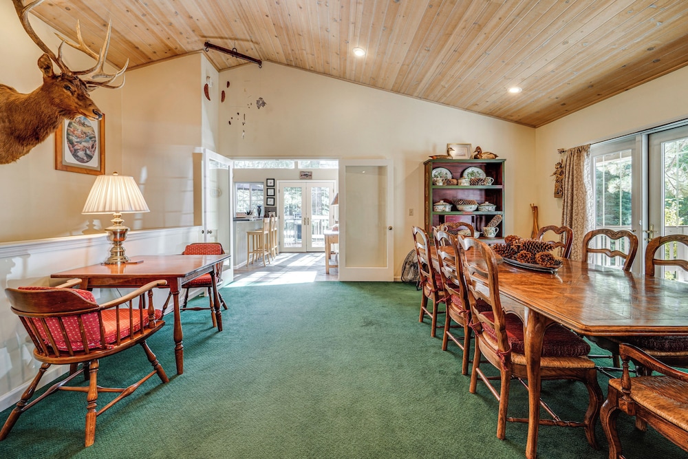 1 Mi to Lift! Olympic Valley Chalet w/ Hot Tub