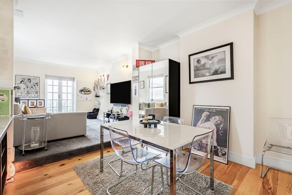 Elegant 1BR Apartment in Kensington With Balcony