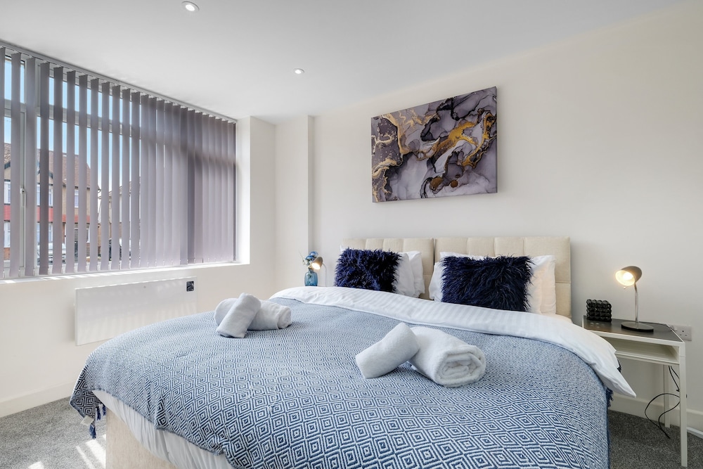 Newly Converted 2BDR 1BA APT in Hounslow