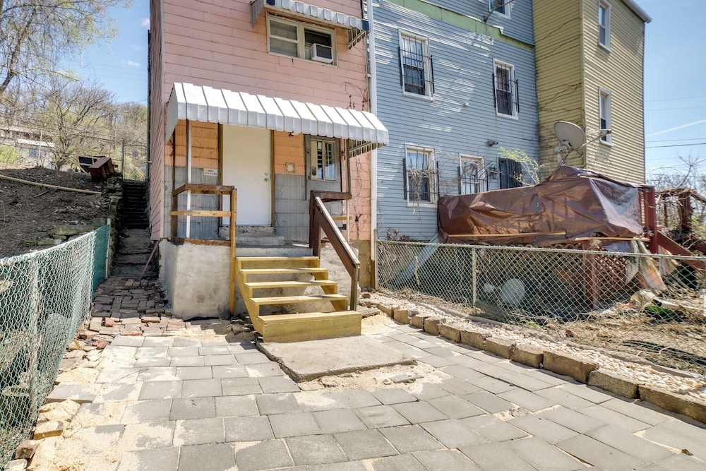 West Oakland Home - 2 Mi to Downtown Pittsburgh! view 2