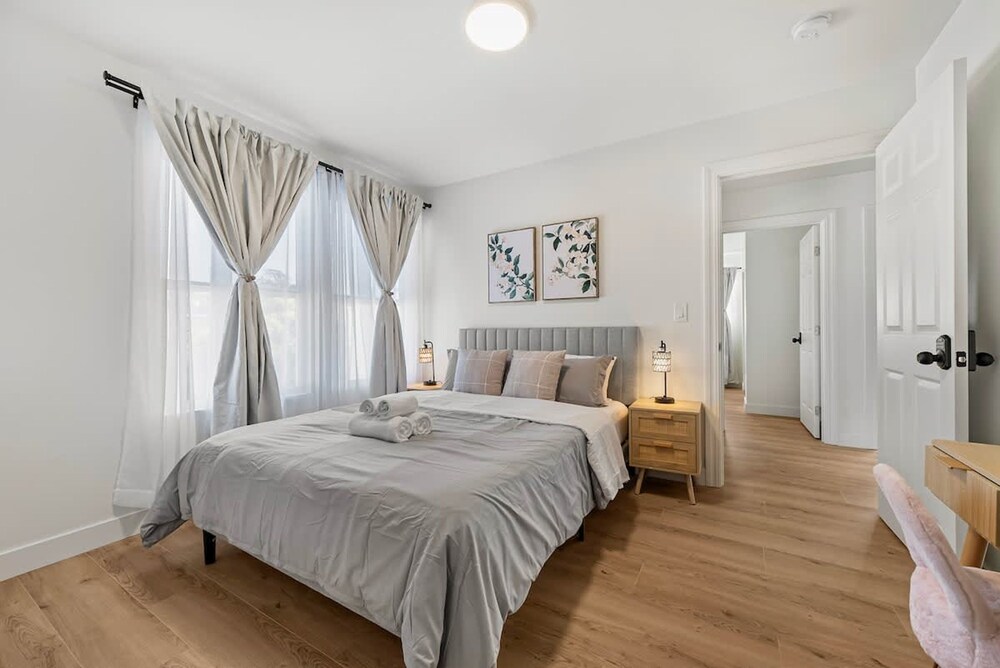 Massive 8BR Home in Hayward With AC Free Parking