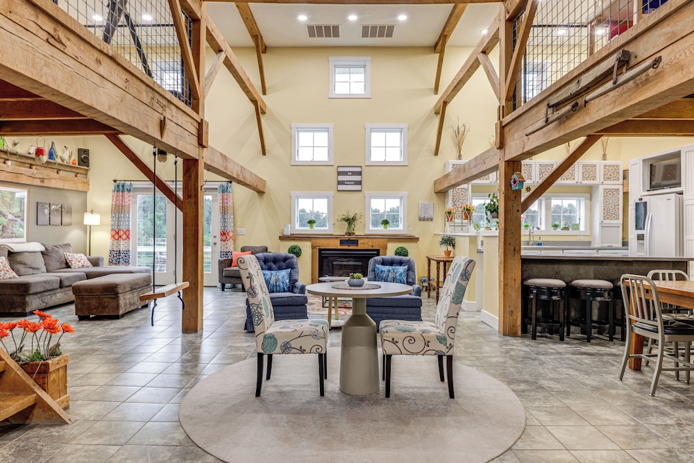 Private Ponds & Trails: Hillsboro Nature Retreat!