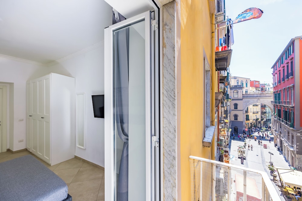 Chiaia Boutique Flat on Pedestrian Area by Napoliapartments