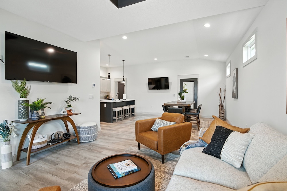 Brand New Cool Comfy Lawrence Retreat 3 Bedroom Duplex