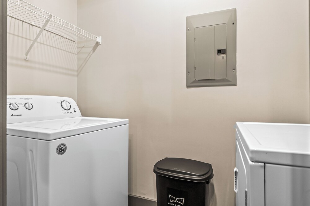 Monarch Apartments 15m to Parks, Pet Friendly, Free Parking by Heavenly Homes