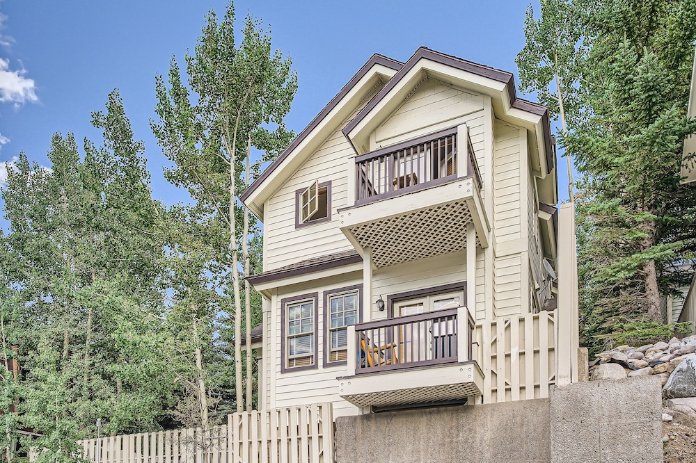 Mountain Ridge  2 Bedroom Townhouse by RedAwning