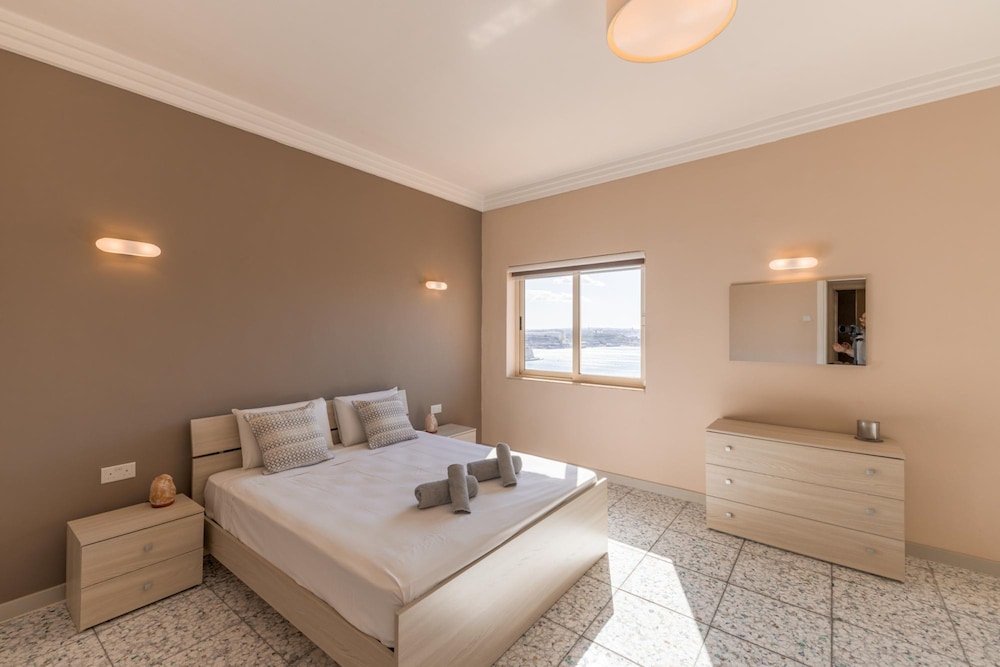 Large Sea View 2BR Apartment