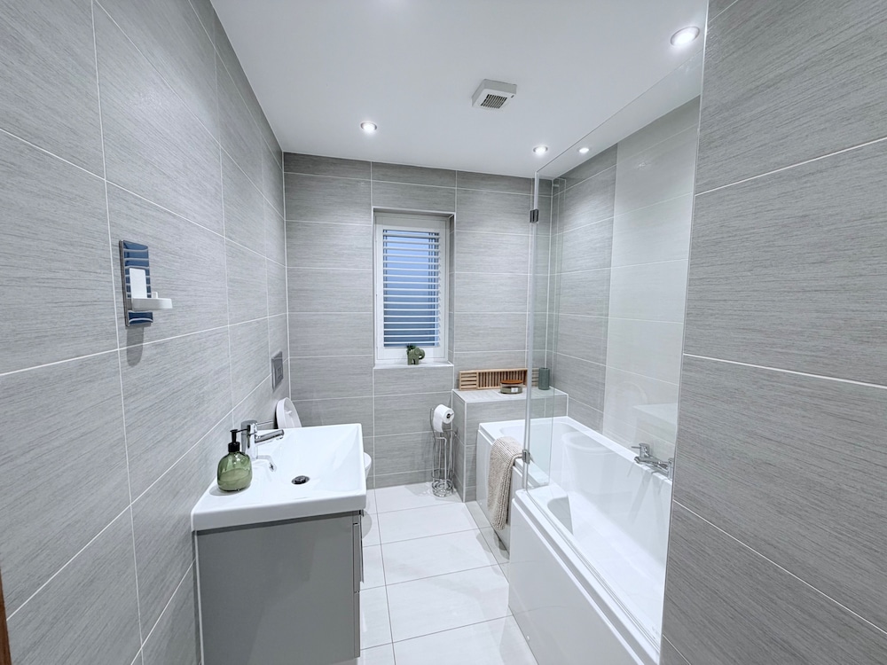 Luxury House - Sleeps up to 6 - Near Nec