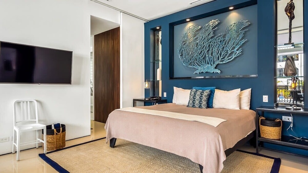 Stylish King-bed Unit - Pool - Ocean View - Gym