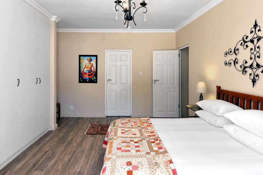 Lovely Self-catering Home, in Quiet Area, 10 Minutes Walk to Restaurants No01 view 4