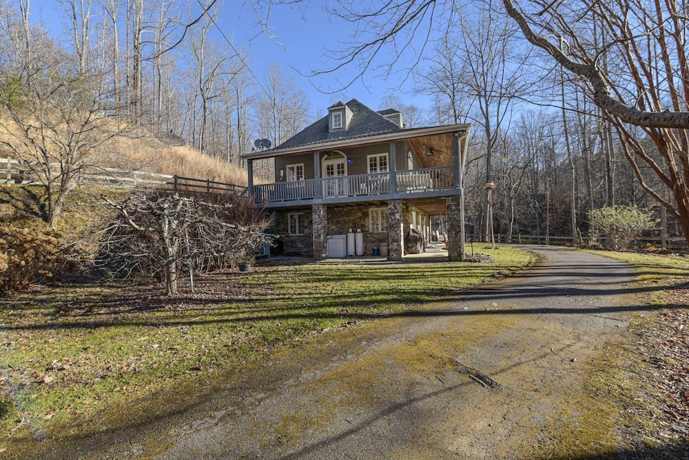 Main+guest House, Private Pond, Views, Large Yard 20mins to Heart of Asheville