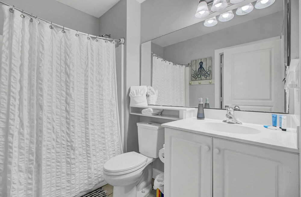Beachfront 3bdr Condo w/ Pool & Deck Ocean Views Ocean Blvd #102 by Avantstay