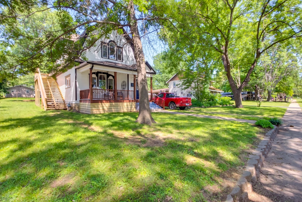 Central Chanute Historic Home w/ Porch! view 4