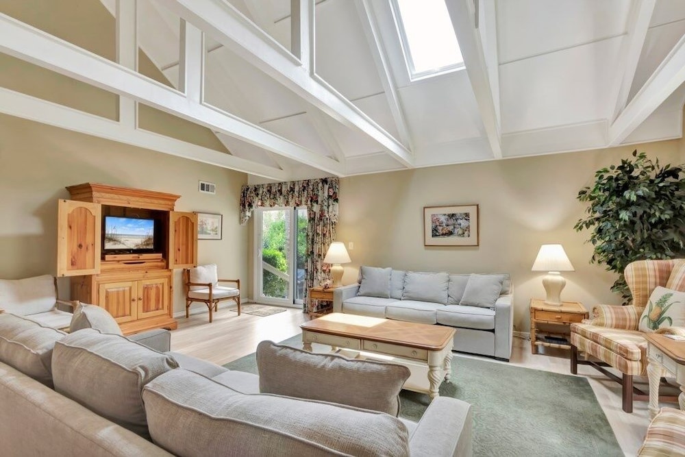 Turtle's Tide - Spacious Villa in Queens Grant with Private Patio by RedAwning view 4