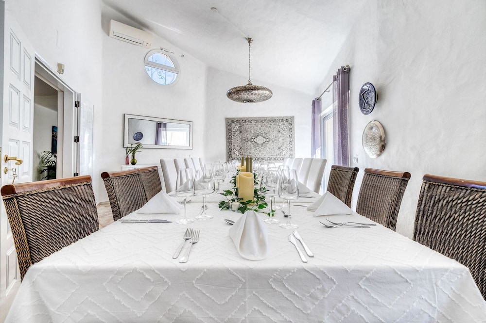 Golfinhos Magnificent Spacious 5 Bedroom Villa