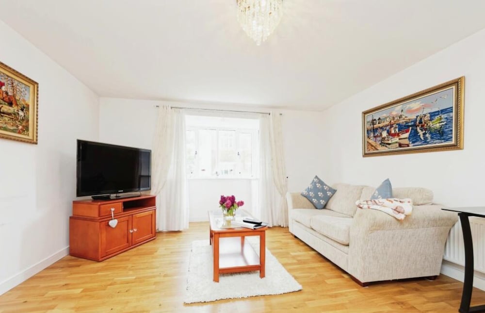Beautiful Family Town Home With Private Parking