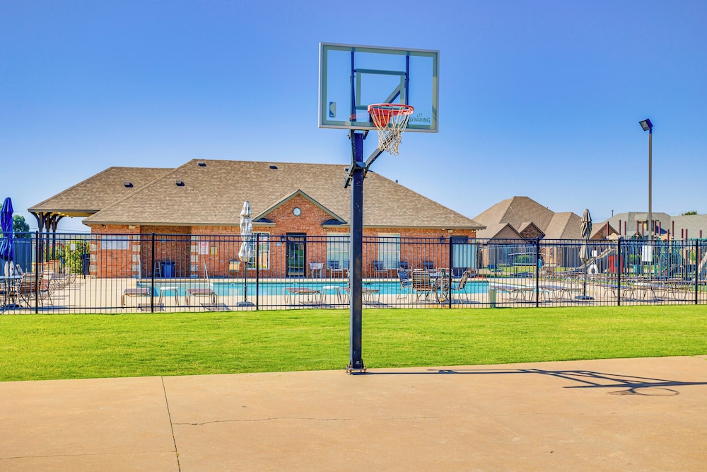 14 Mi to Dtwn Okc: Edmond Gem w/ Fenced Yard!