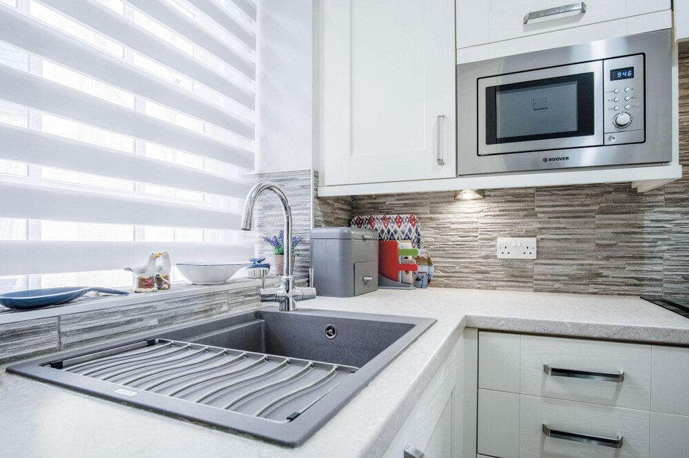Belle Vue Court - 2 Bedroom Apartment - Tenby view 5
