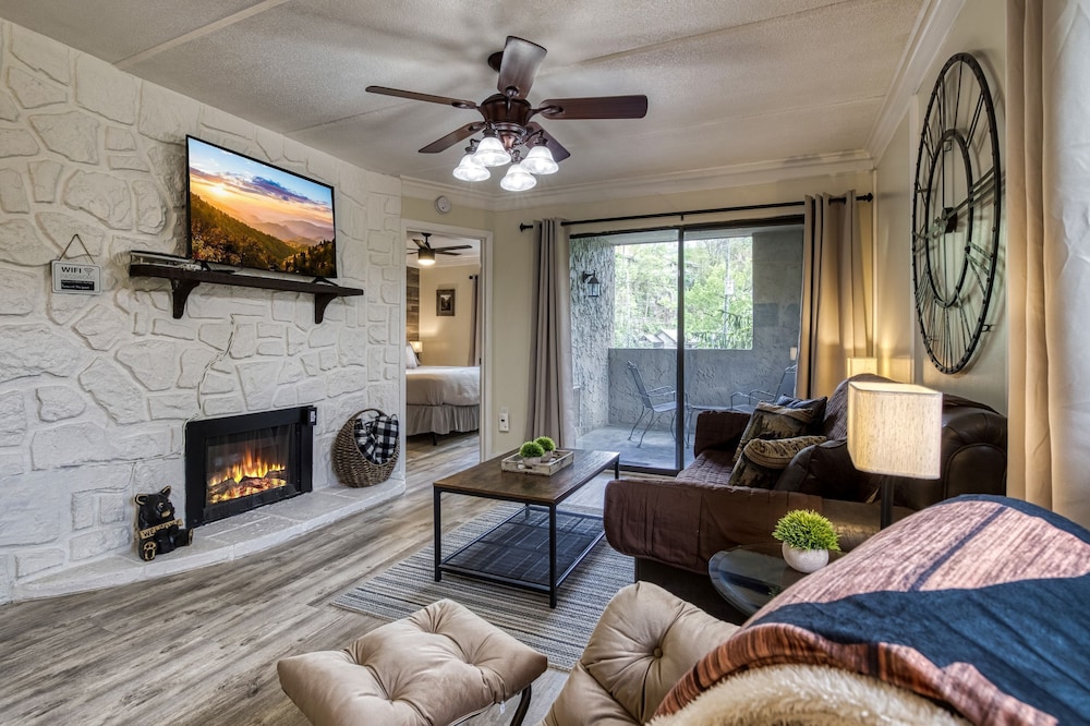 Modern Style 2 Bed Condo Pool in Gatlinburg view 2