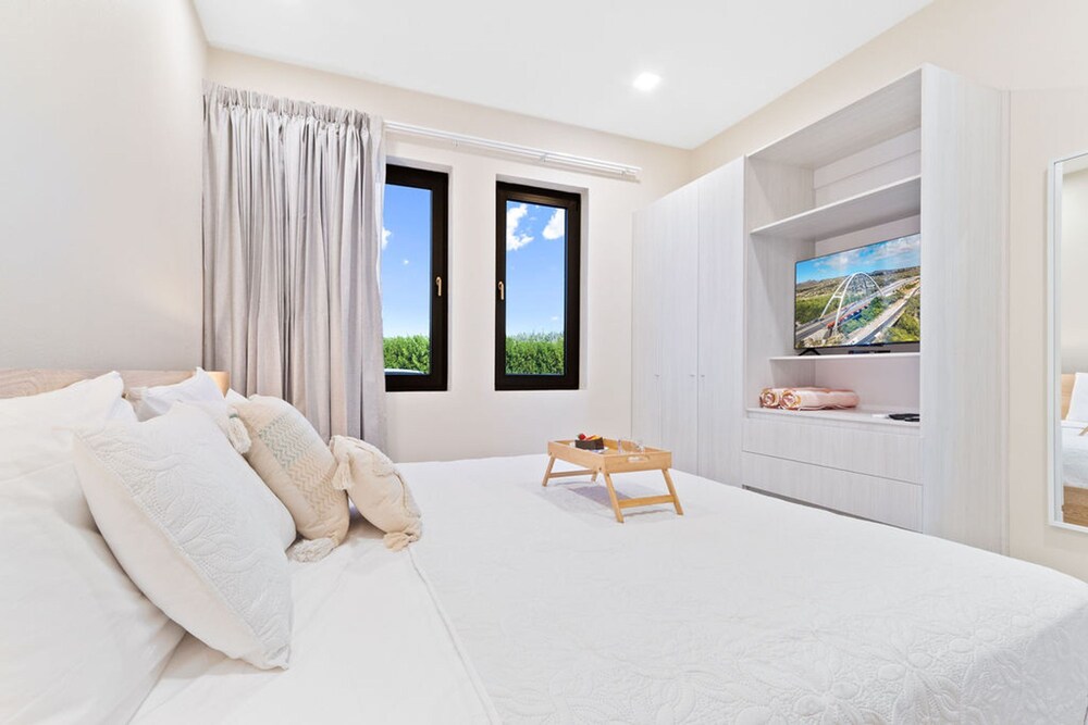 NEW Lux 4BR Villa w Private Pool Walk to Beach