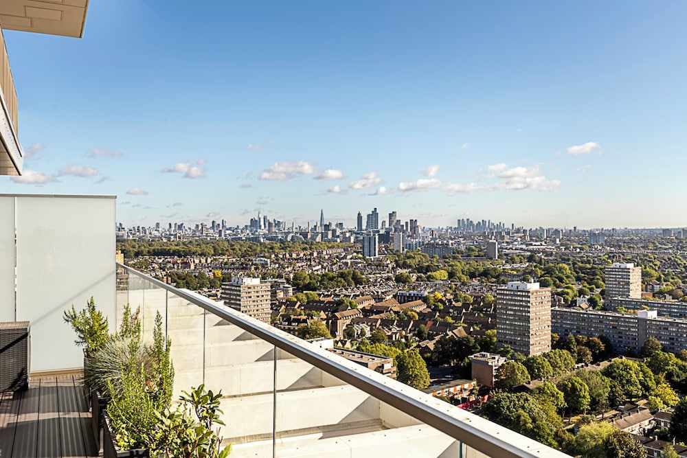 Luxurious 3-bed Sky-high Battersea Gem