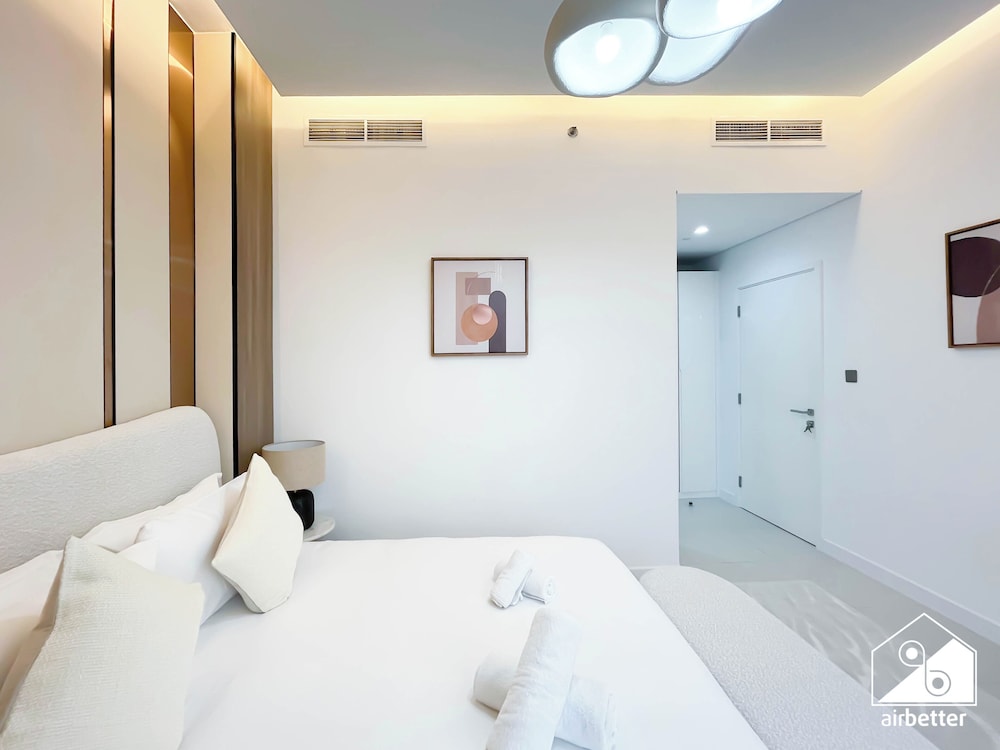 Luxury 1BR w/ Balcony & Burj Khalifa View