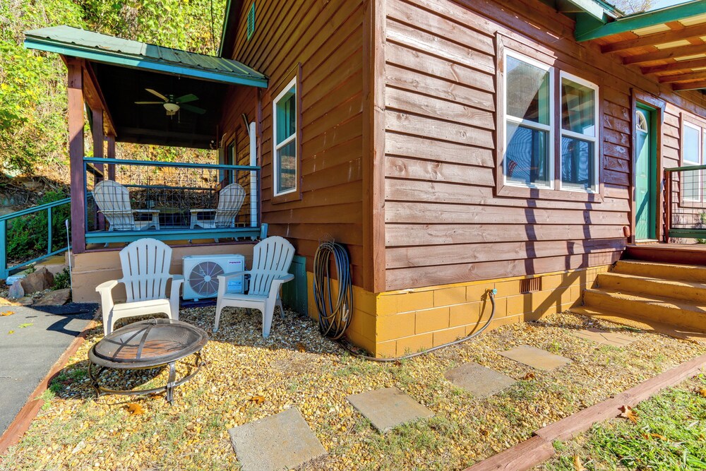 < 1 Mi to Dtwn: Pet-friendly Cabin in Murphy! view 4
