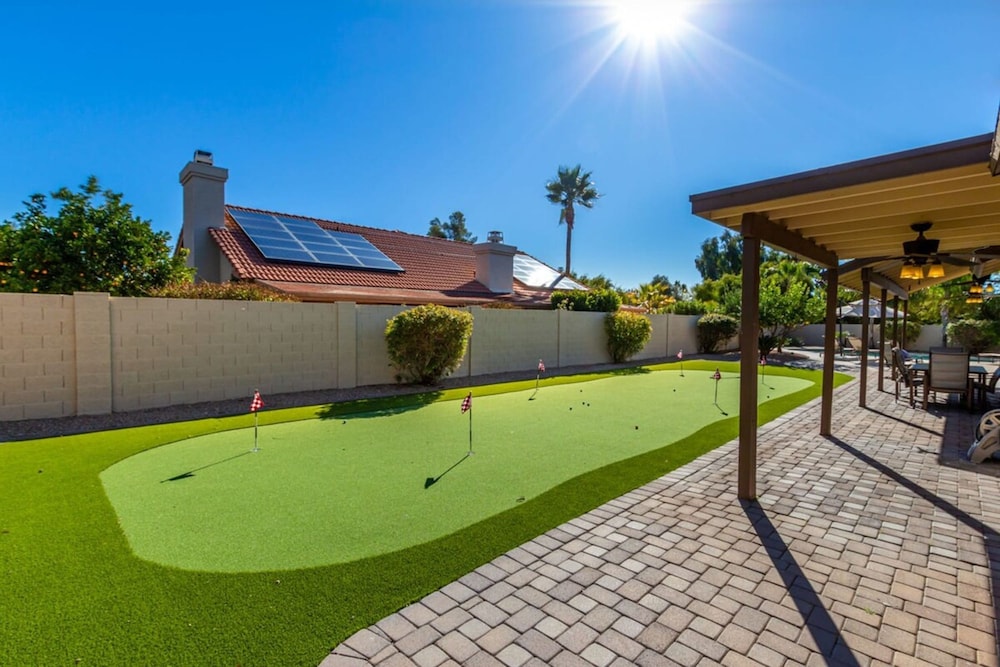 Modern Family Retreat - Pool Spa Firepit Putt Grn