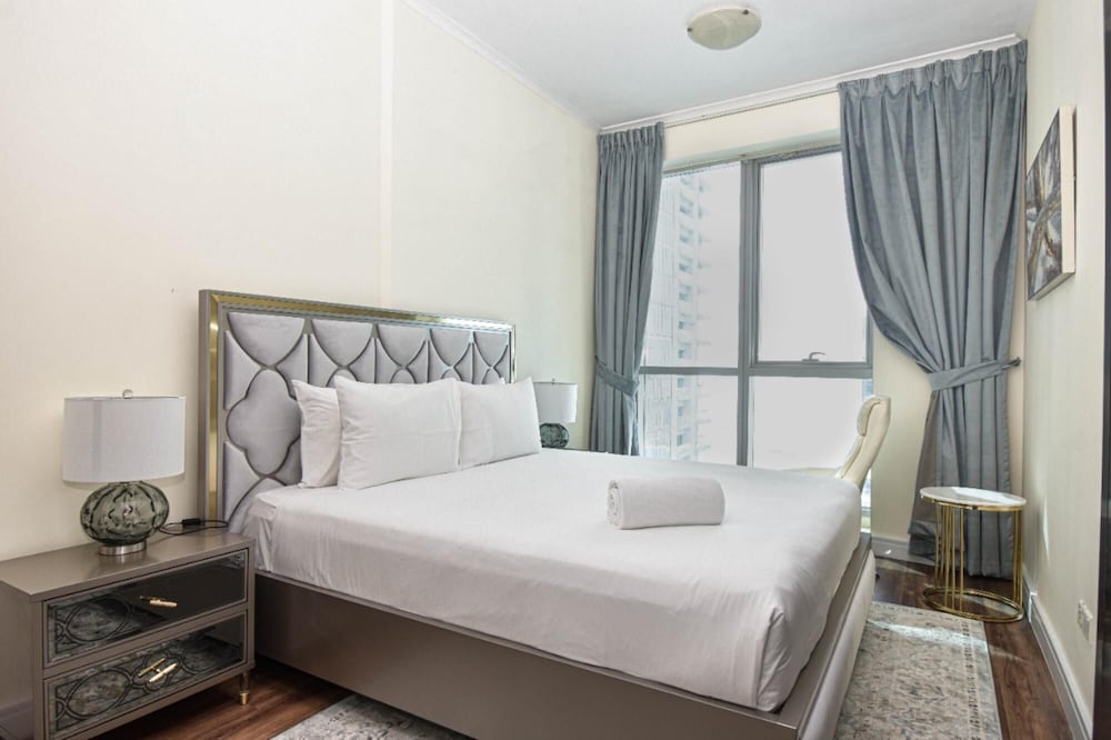 Experience Luxurious Sky High Marina Living
