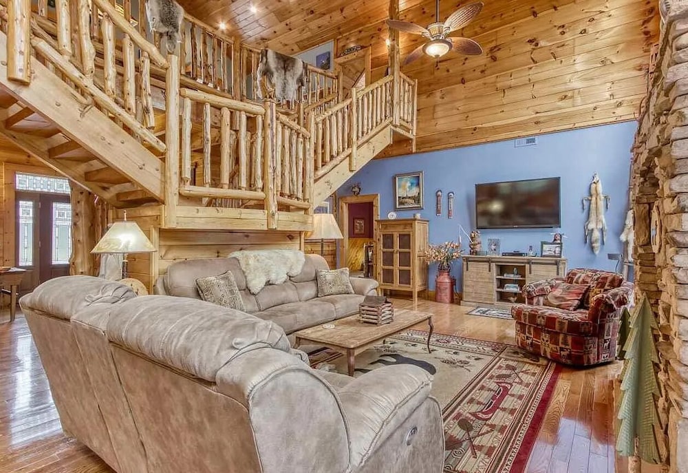 Smoky Mtn Log Cabin w Wet Bar Loft