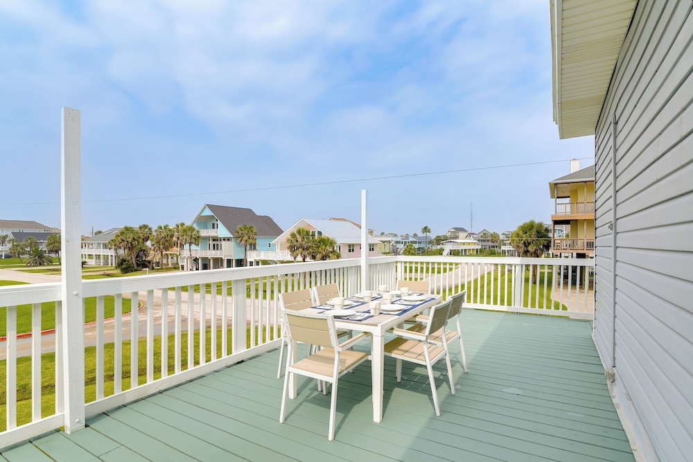 1 Block to Beach: Family Retreat in Galveston!