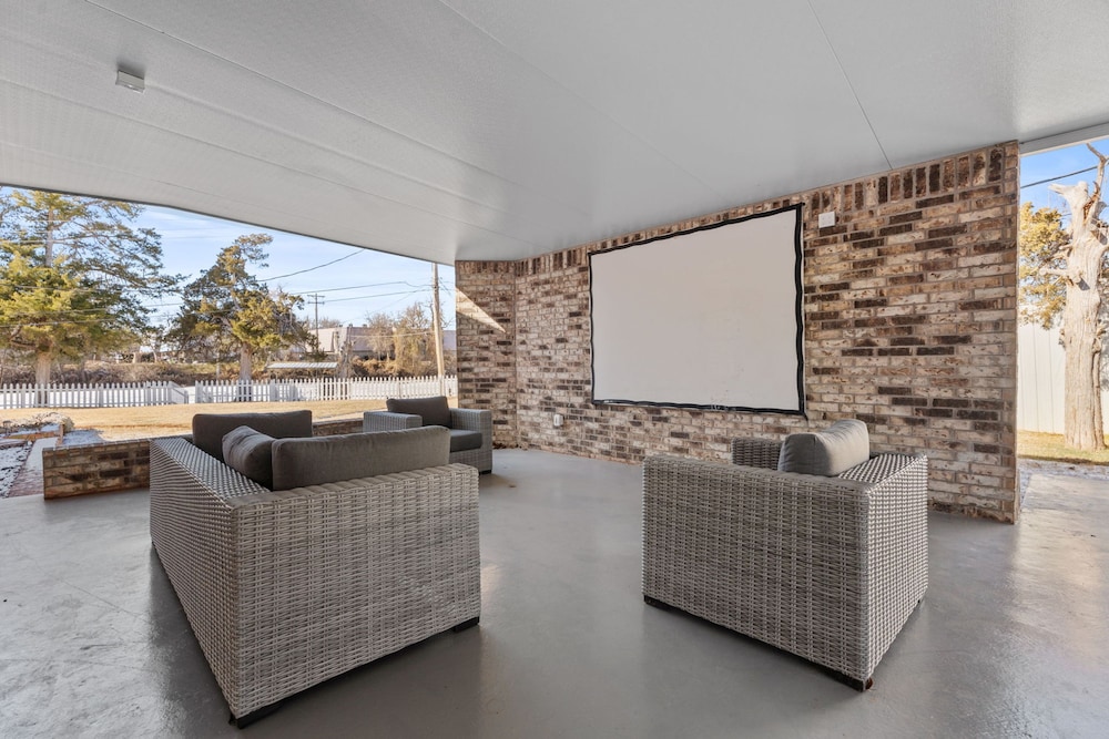Spacious Lakefront View With Hot Tub and Pool NH