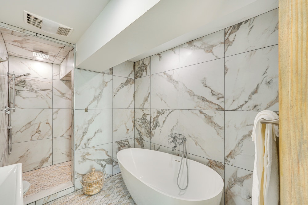 Walk to Waterfront: Chic Hudson Valley Garden Apt