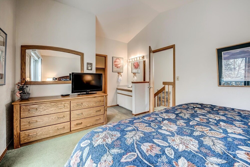 Mountainside House 673 4 Bedroom Home by RedAwning