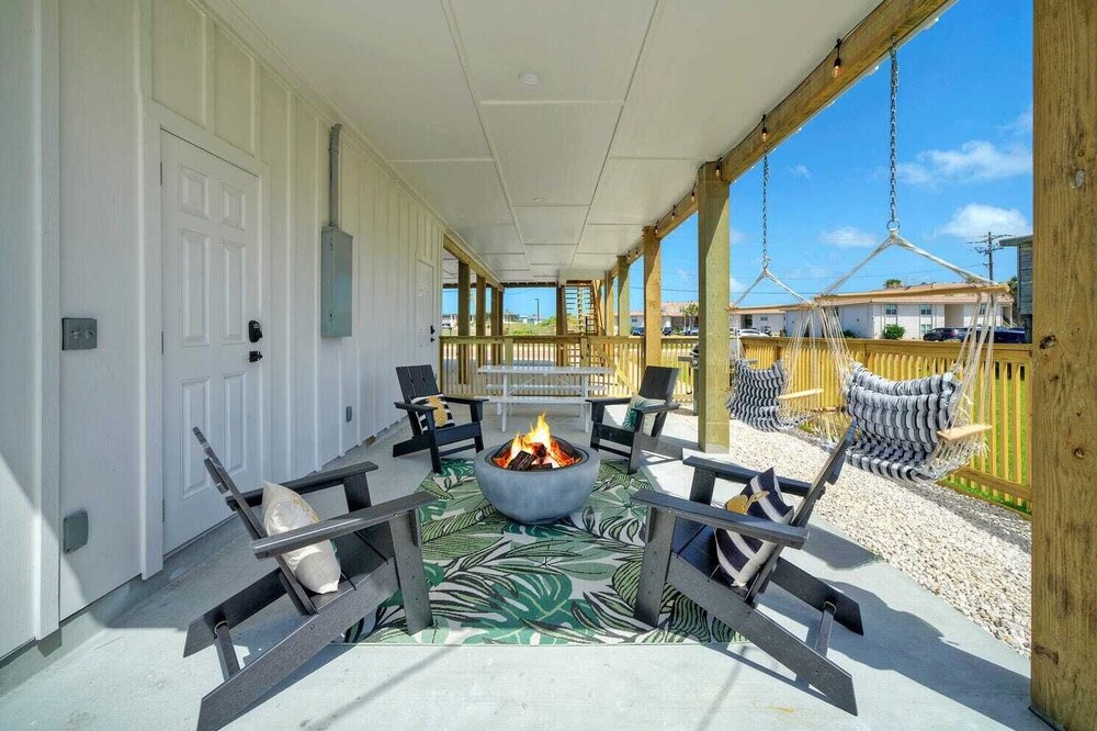 Sleeps 24 2 Homes, Walk to the Beach, Private Pools, Fire Pit, Modern Design