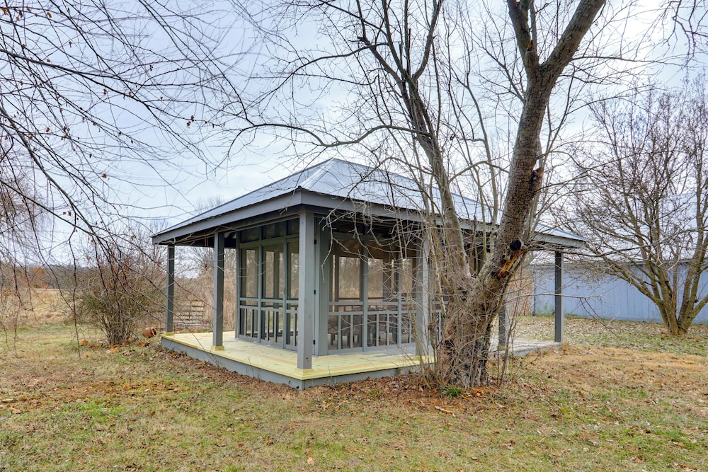 100-year-old Farmhouse in Fulton: 6 Mi to Town!