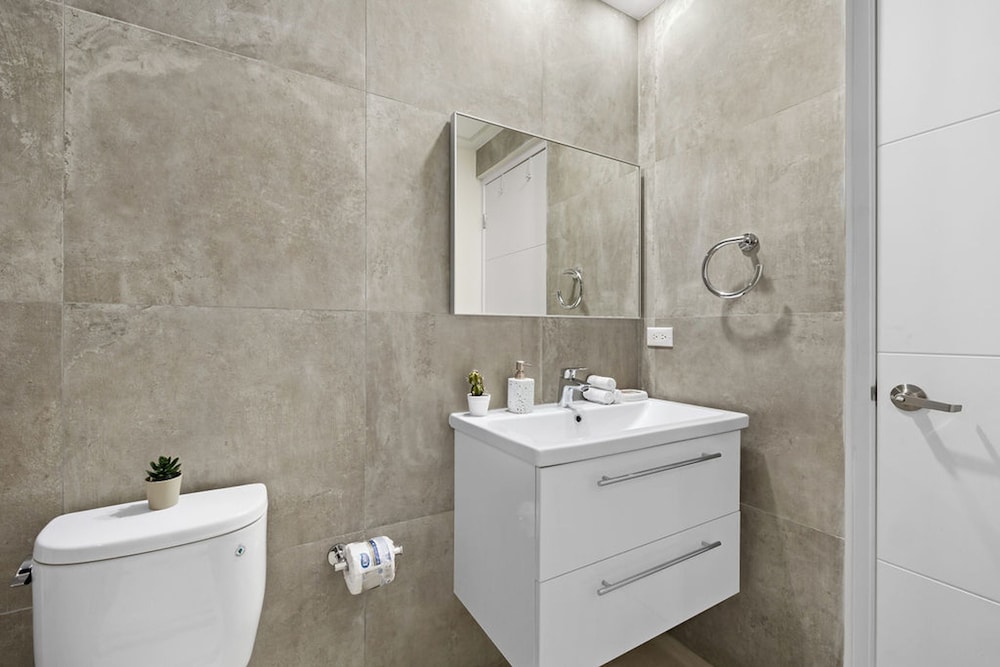 1BR Gold Coast Pools Tennis Gym Security