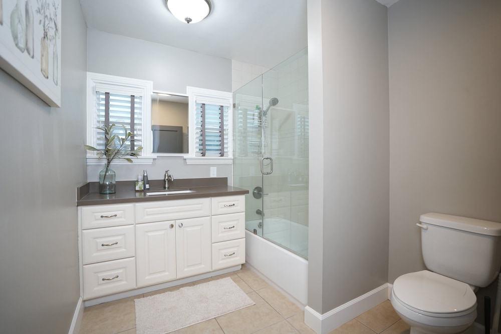 Designer decorated 6 bedroom 4 bath pool home