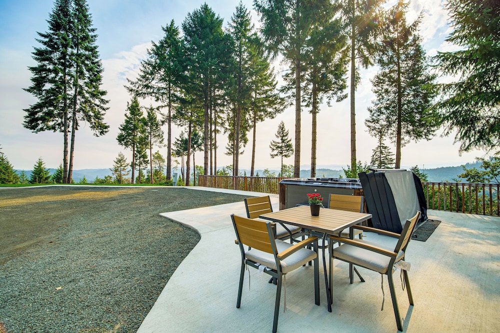 4 Mi to River: Umpqua Valley Villa w/ Fire Pit!
