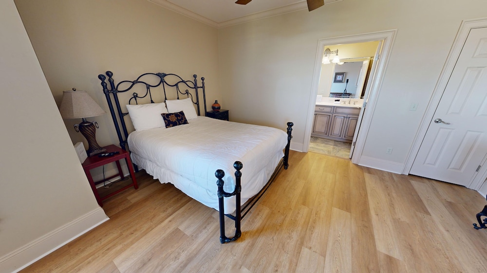 Casa By The C 7 Bedroom Home by RedAwning view 4